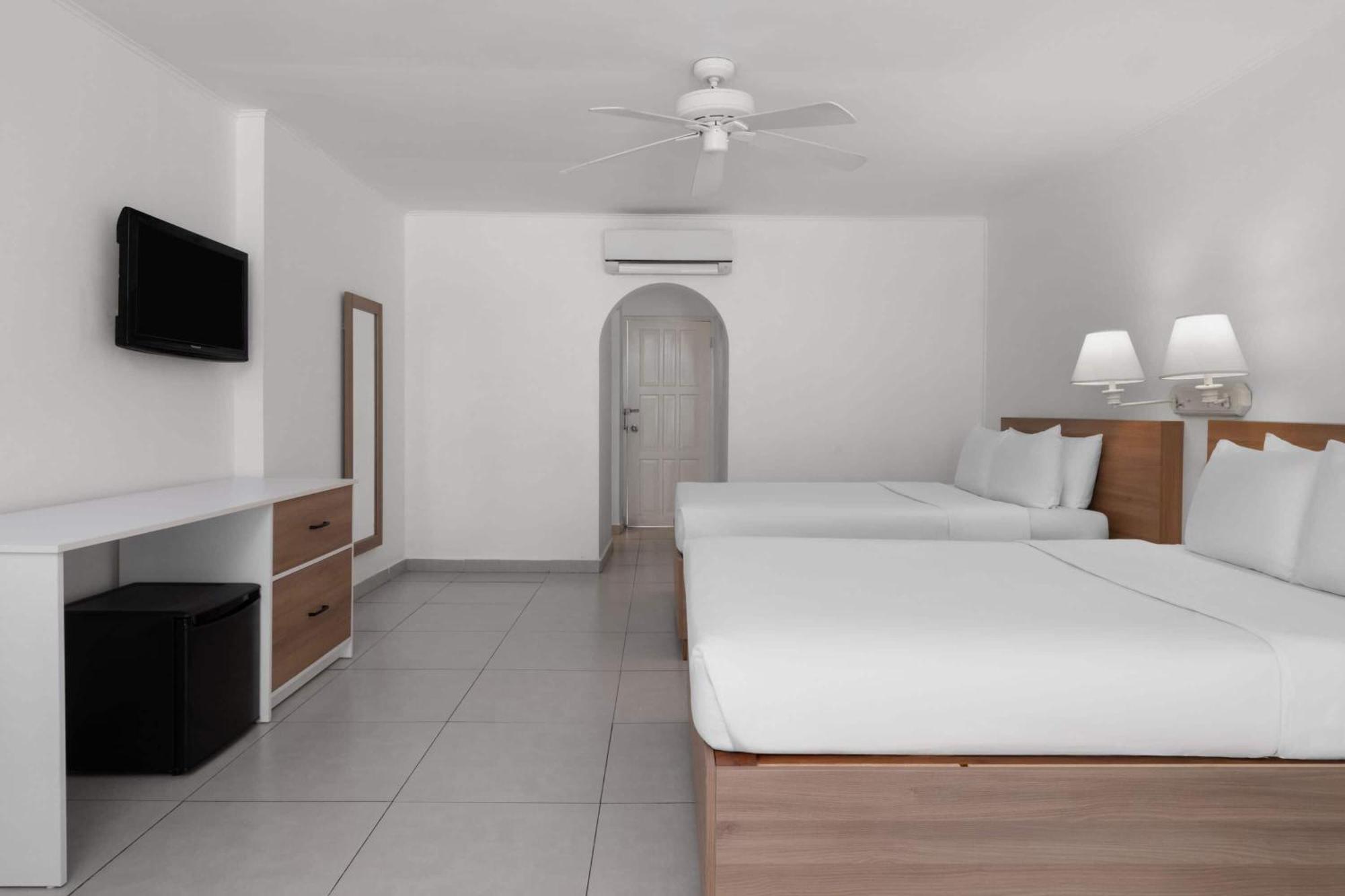 Grand Decameron Montego Beach, A Trademark All-Inclusive Resort Монтего-Бей Екстер'єр фото